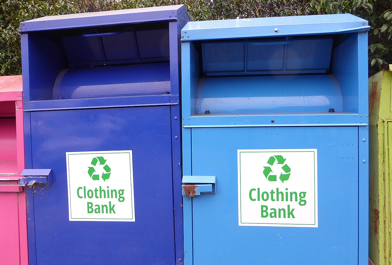 Zwei Altkleidersammelbehälter mit der Aufschrift "Clothing Bank"